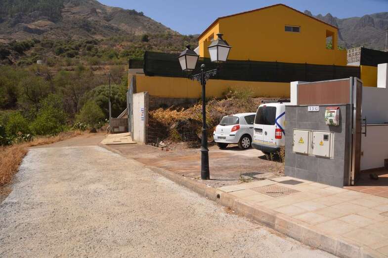 Farolas sin luminarias en un barrio de Valsequillo (Foto TA)